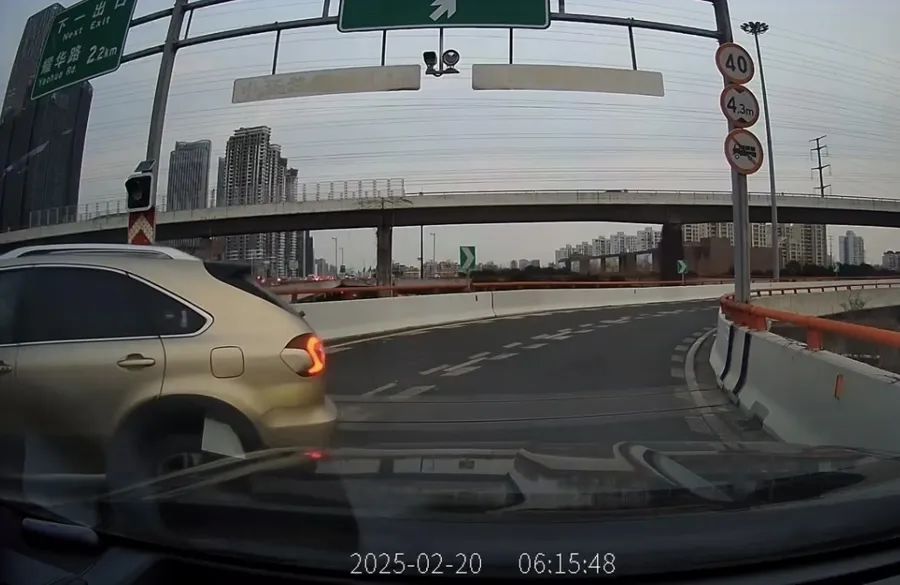 太危险!事发上海高架,一车在匝道口原地掉头逆行 太危险!事发上海高架,一车在匝道口原地掉头逆行