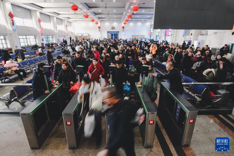 一对“老伙计”最后的春运时光 一对“老伙计”最后的春运时光