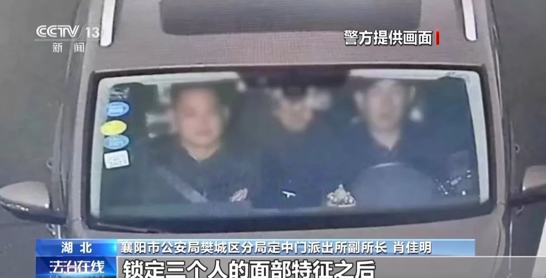 太意外！10万元现金失而复得，女子给民警送来锦旗，却被回赠一副手铐！