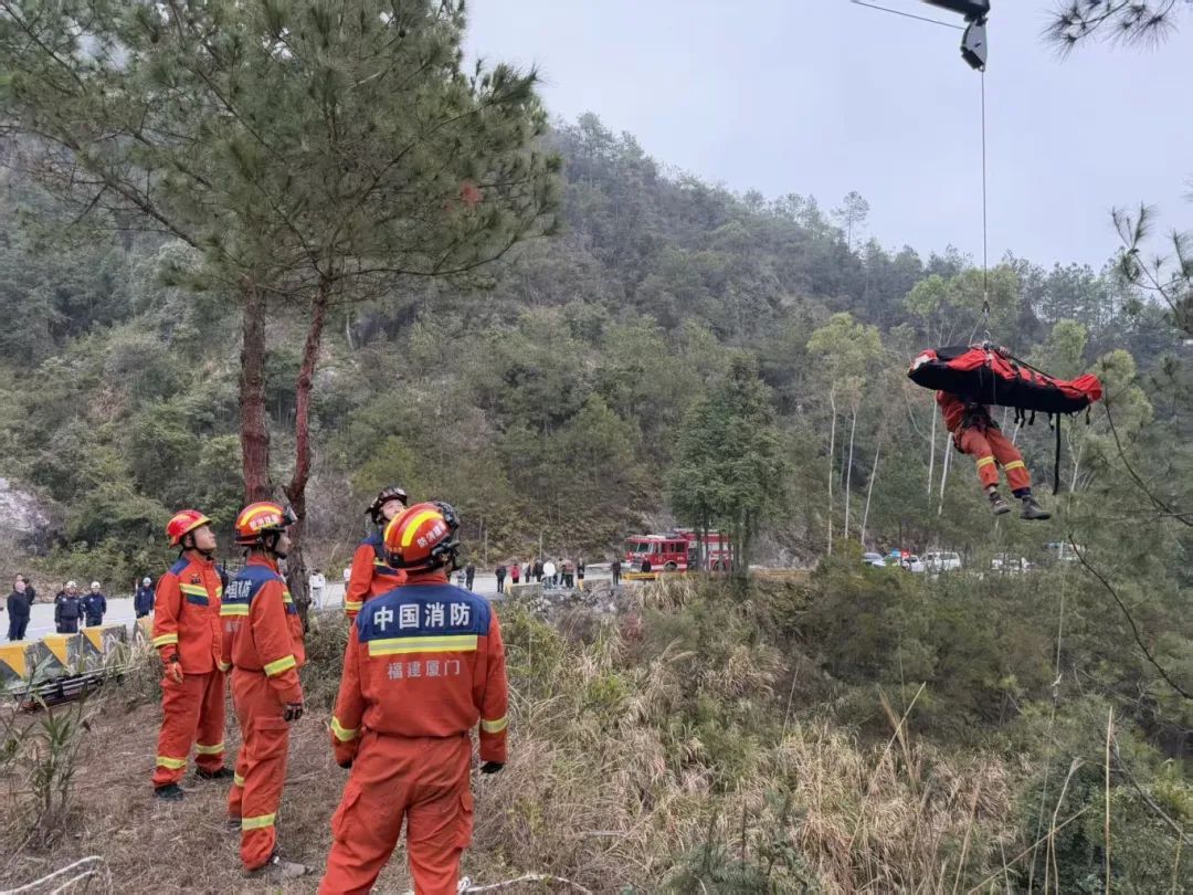 危险！男子骑摩托车摔下山崖！消防紧急救助……