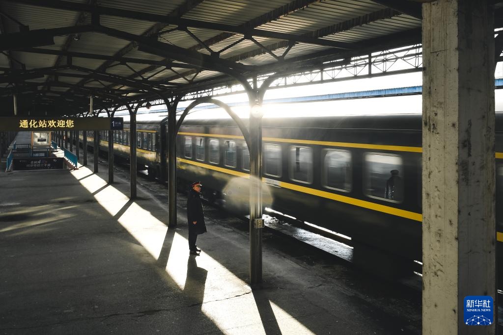 一对“老伙计”最后的春运时光 一对“老伙计”最后的春运时光