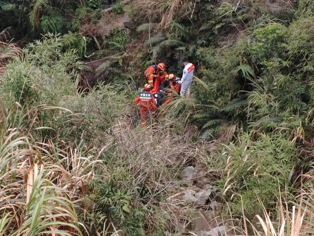 危险！男子骑摩托车摔下山崖！消防紧急救助……