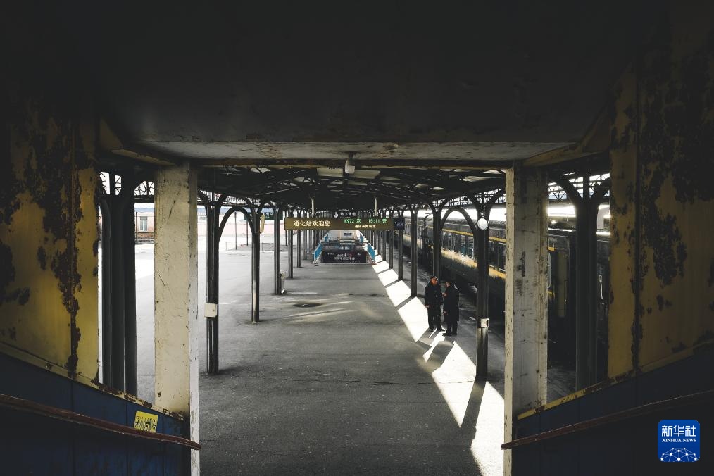 一对“老伙计”最后的春运时光 一对“老伙计”最后的春运时光