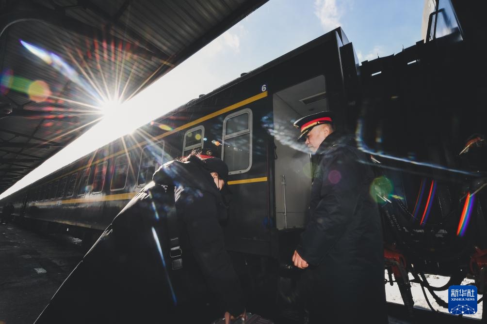 一对“老伙计”最后的春运时光 一对“老伙计”最后的春运时光