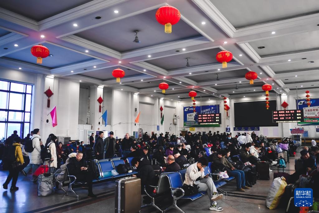 一对“老伙计”最后的春运时光 一对“老伙计”最后的春运时光