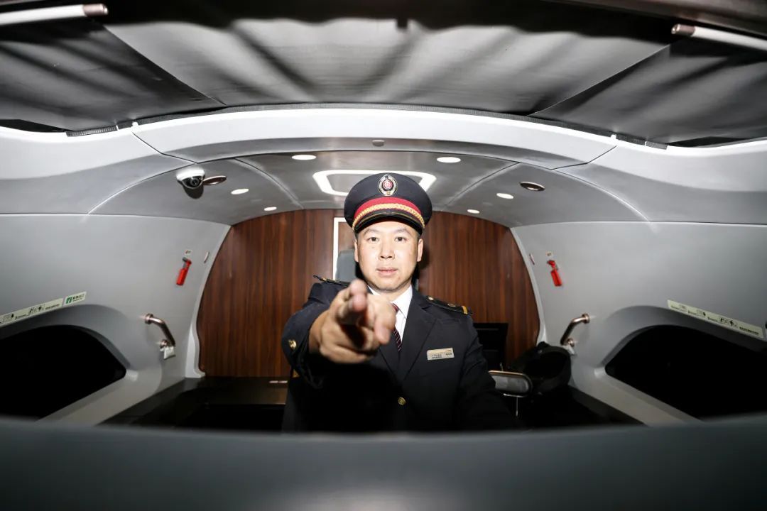 揭秘！高铁列车进站为何总能对准车厢号？