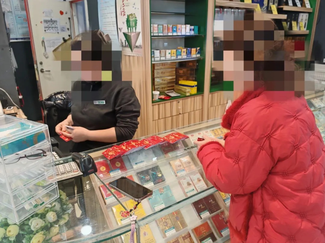女子狂买16万元购物卡！超市报警了