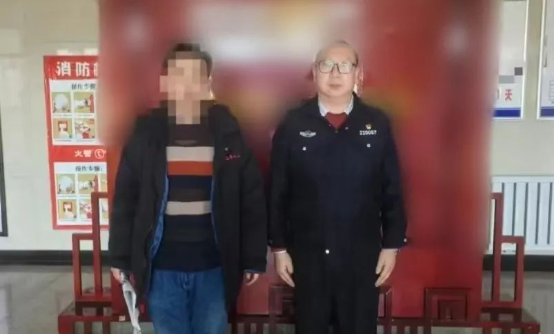 男子将女同事电话写公厕门上招嫖，被行拘！