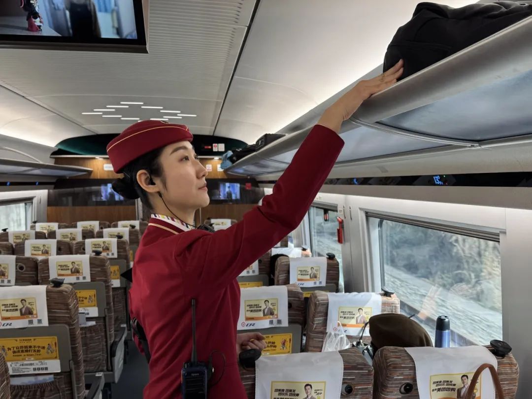 高铁列车长手册里的“烟火气” 高铁列车长手册里的“烟火气”