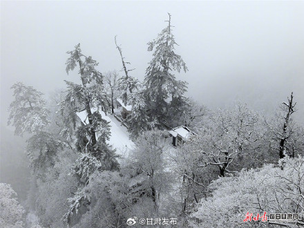 雪后雾凇晶莹皎洁 崆峒山美成了水墨画