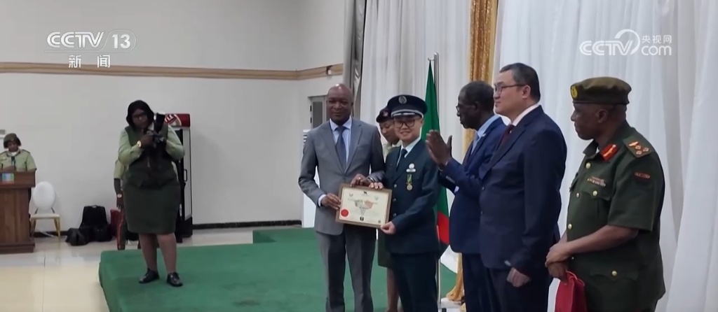 赞比亚国防部为中国援赞第27批军医组授勋 赞比亚国防部为中国援赞第27批军医组授勋