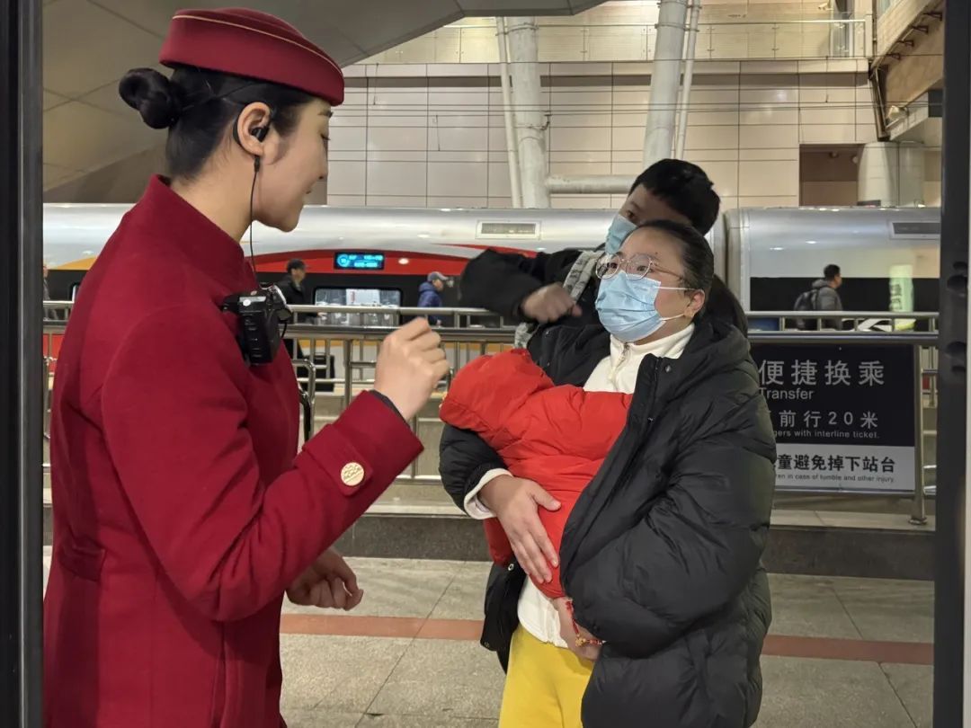 高铁列车长手册里的“烟火气” 高铁列车长手册里的“烟火气”