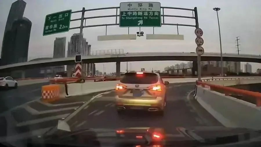 “车里还有小孩！”上海高架上一辆SUV突然刹车、原地掉头逆行……网友：太离谱