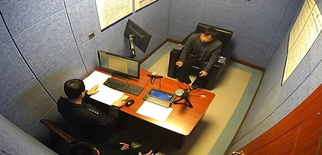 男子将女同事电话写公厕门上招嫖，被行拘！