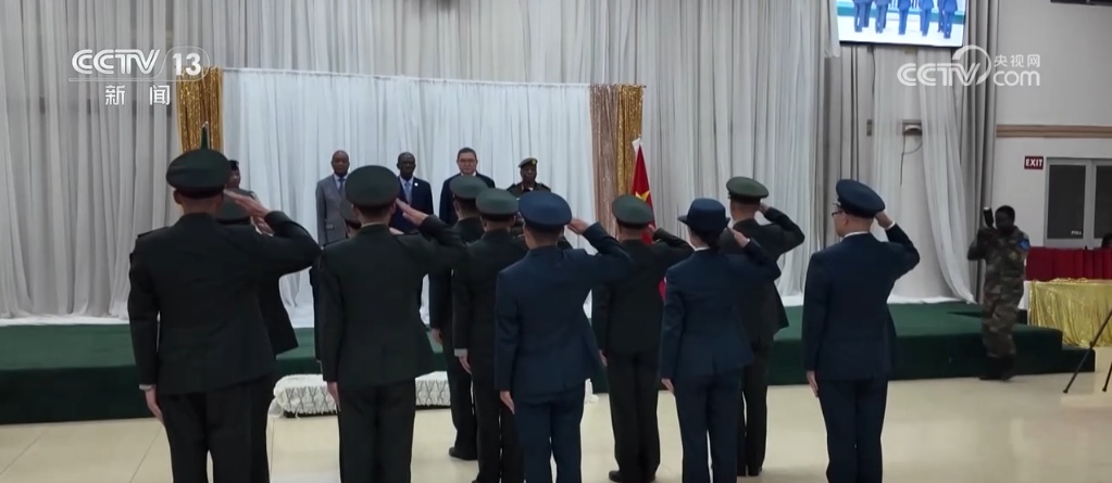 赞比亚国防部为中国援赞第27批军医组授勋 赞比亚国防部为中国援赞第27批军医组授勋