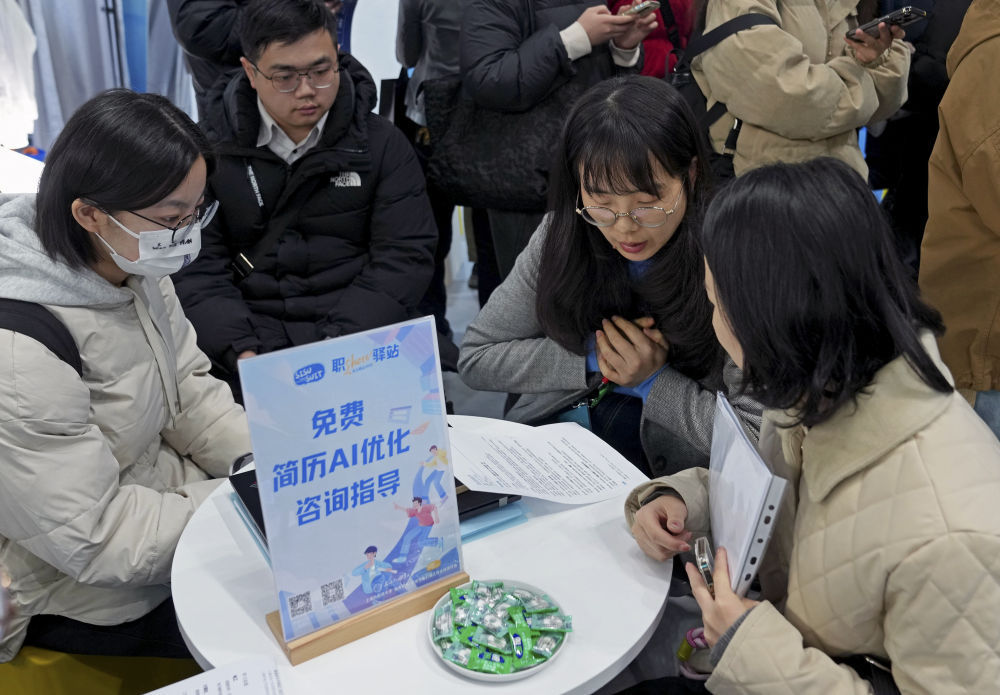 送人到岗、一键入职、直播带岗——各地多举措拓展就业新空间