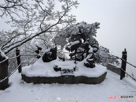 雪后雾凇晶莹皎洁 崆峒山美成了水墨画