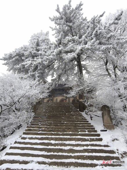 雪后雾凇晶莹皎洁 崆峒山美成了水墨画