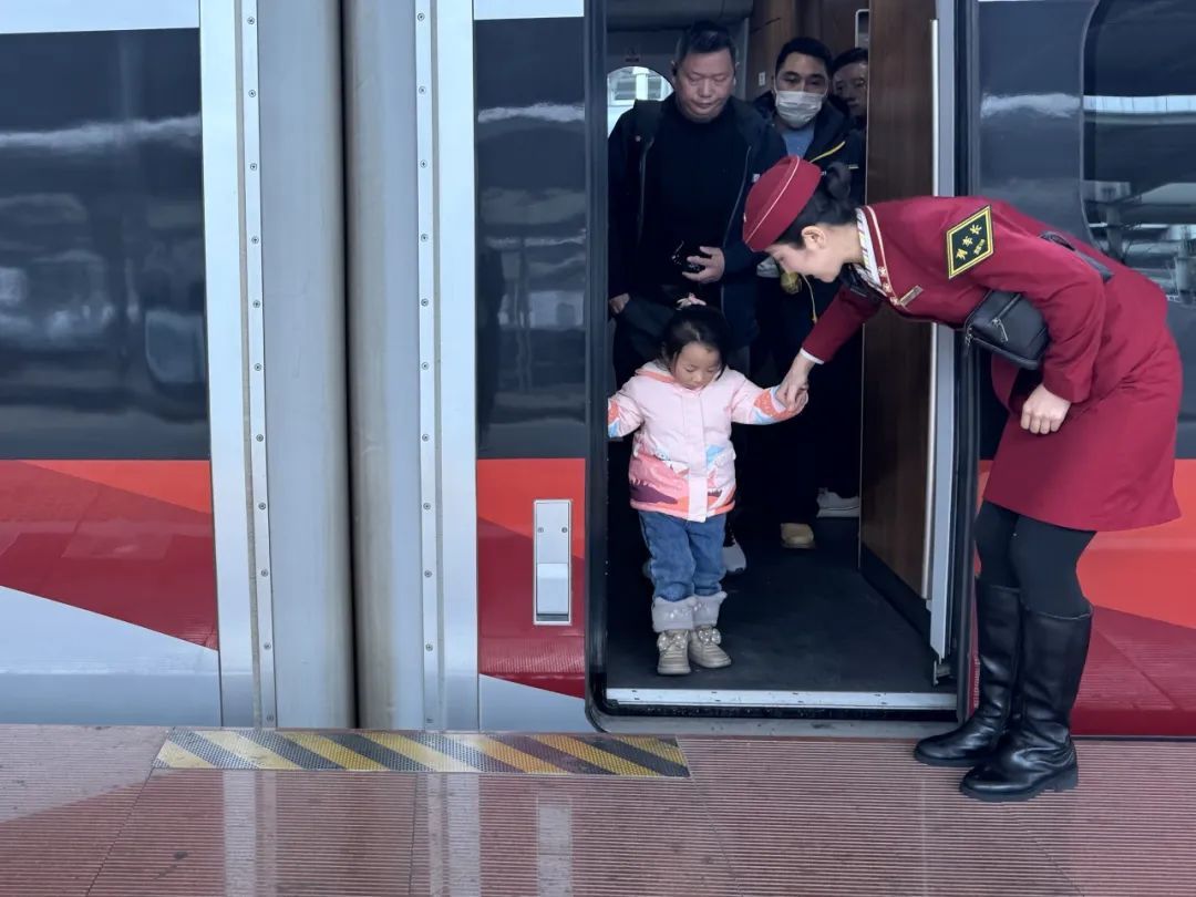 高铁列车长手册里的“烟火气” 高铁列车长手册里的“烟火气”