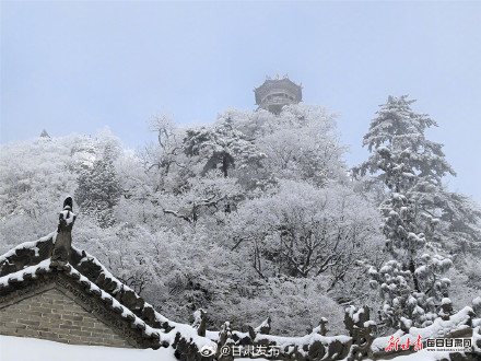 雪后雾凇晶莹皎洁 崆峒山美成了水墨画