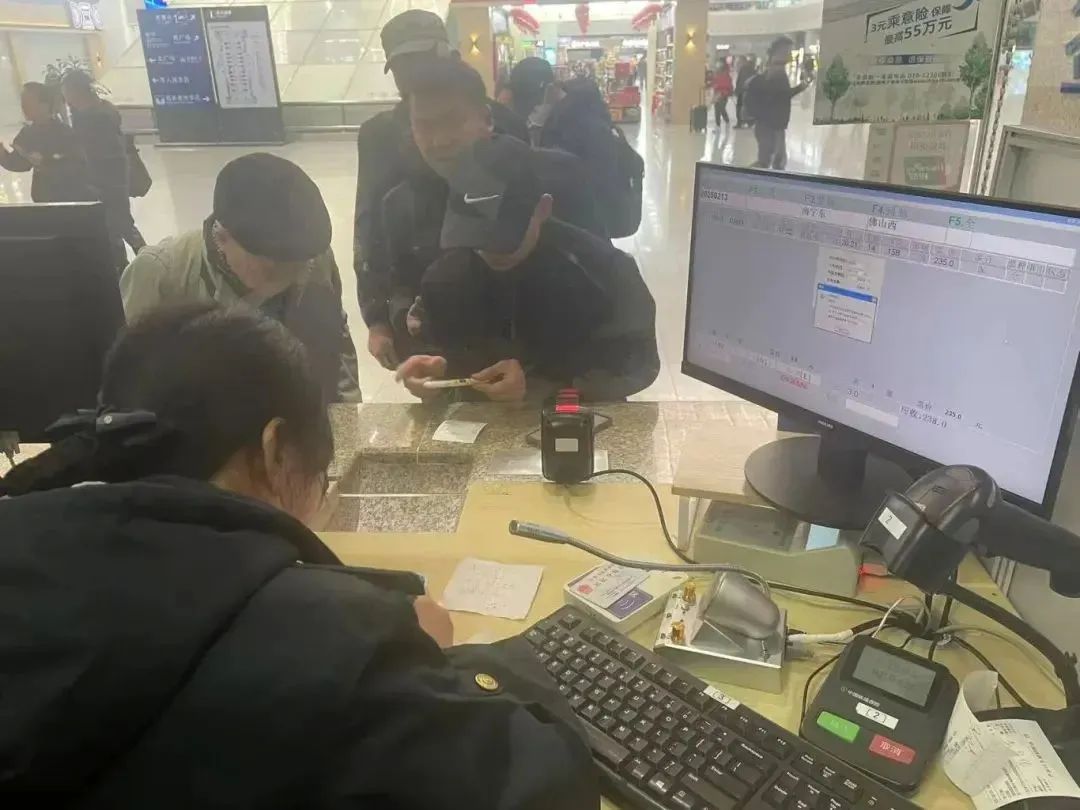 什么情况？老人的车票上多了个“新”