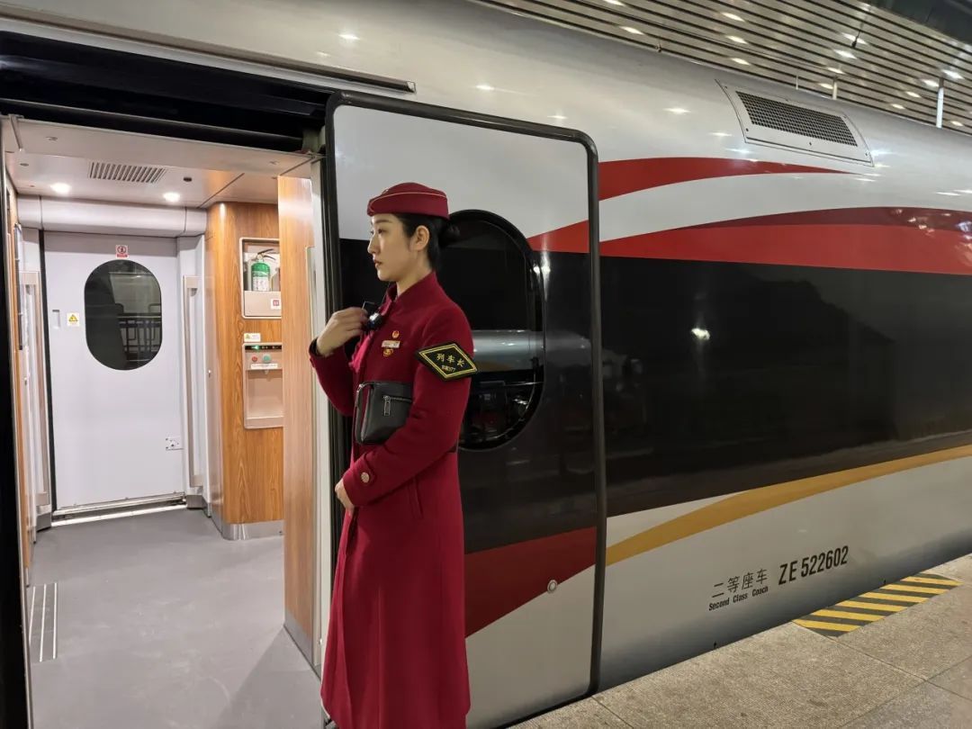 高铁列车长手册里的“烟火气” 高铁列车长手册里的“烟火气”