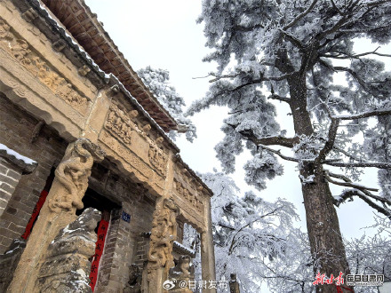 雪后雾凇晶莹皎洁 崆峒山美成了水墨画