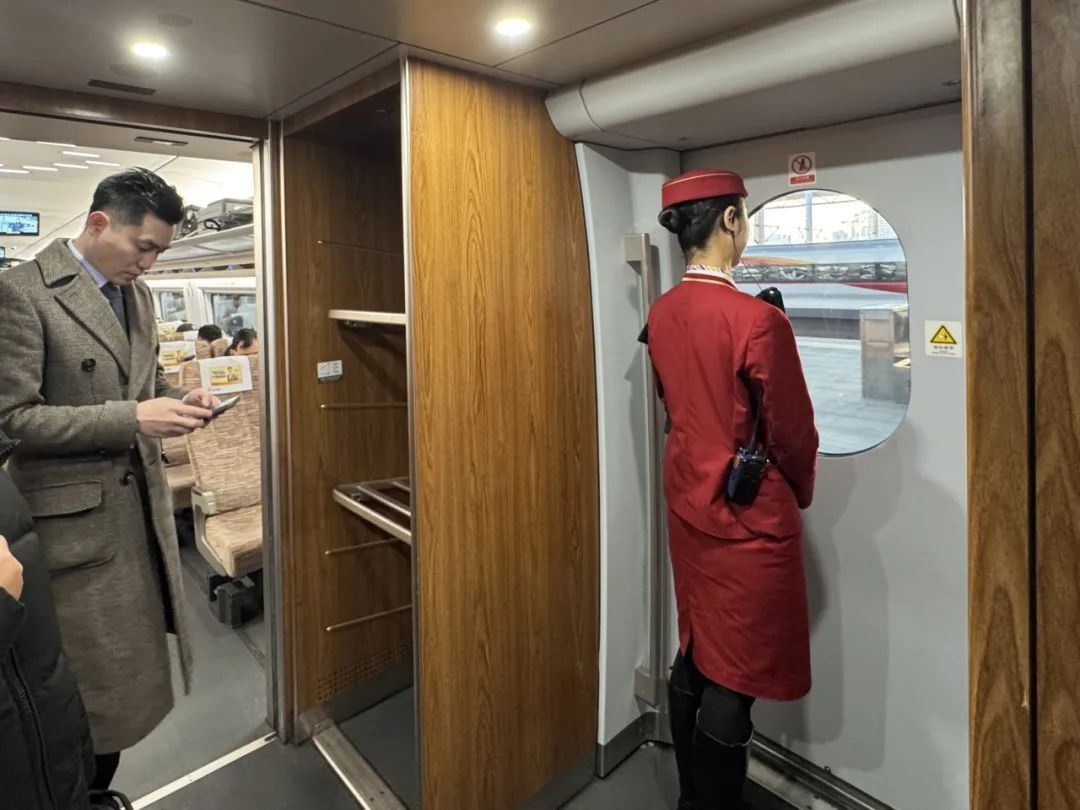 高铁列车长手册里的“烟火气” 高铁列车长手册里的“烟火气”