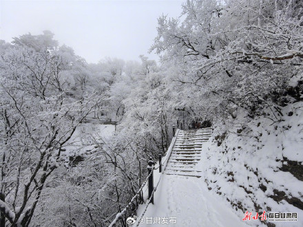 雪后雾凇晶莹皎洁 崆峒山美成了水墨画