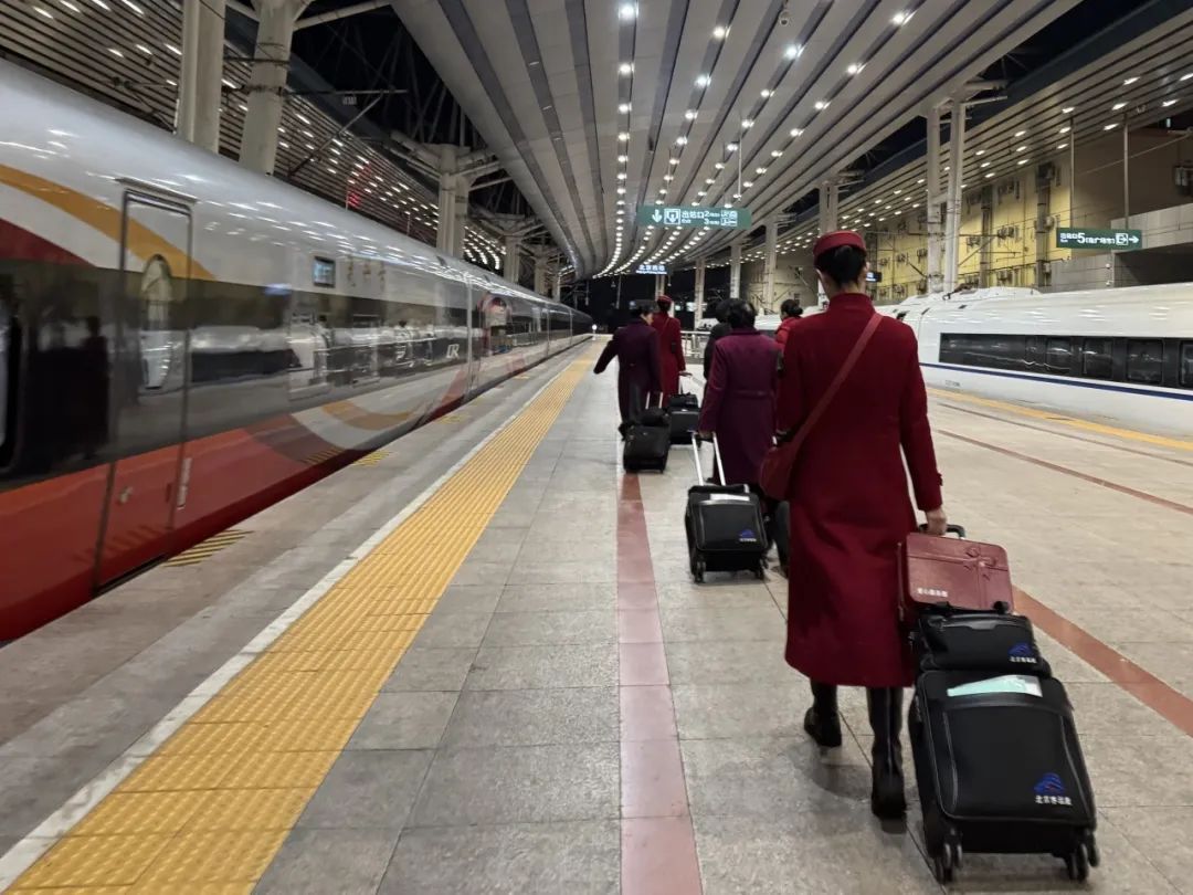 高铁列车长手册里的“烟火气” 高铁列车长手册里的“烟火气”