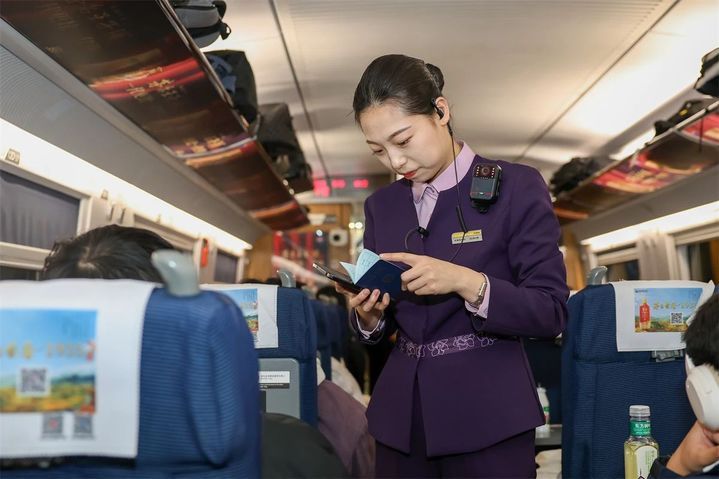 乘务员上班时怎么总看手机？其实他们在看……