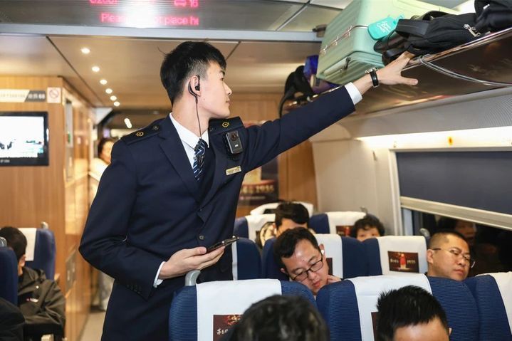 乘务员上班时怎么总看手机？其实他们在看……