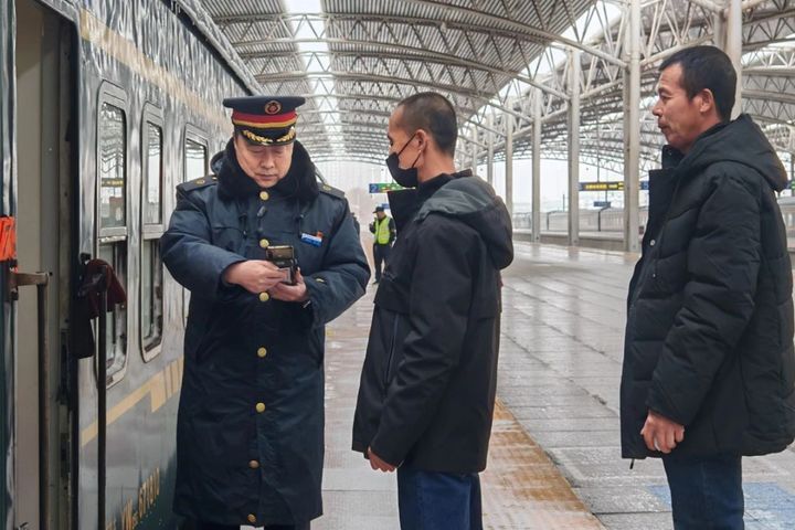 乘务员上班时怎么总看手机？其实他们在看……