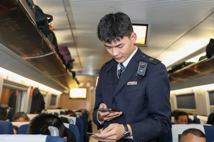 乘务员上班时怎么总看手机？其实他们在看……
