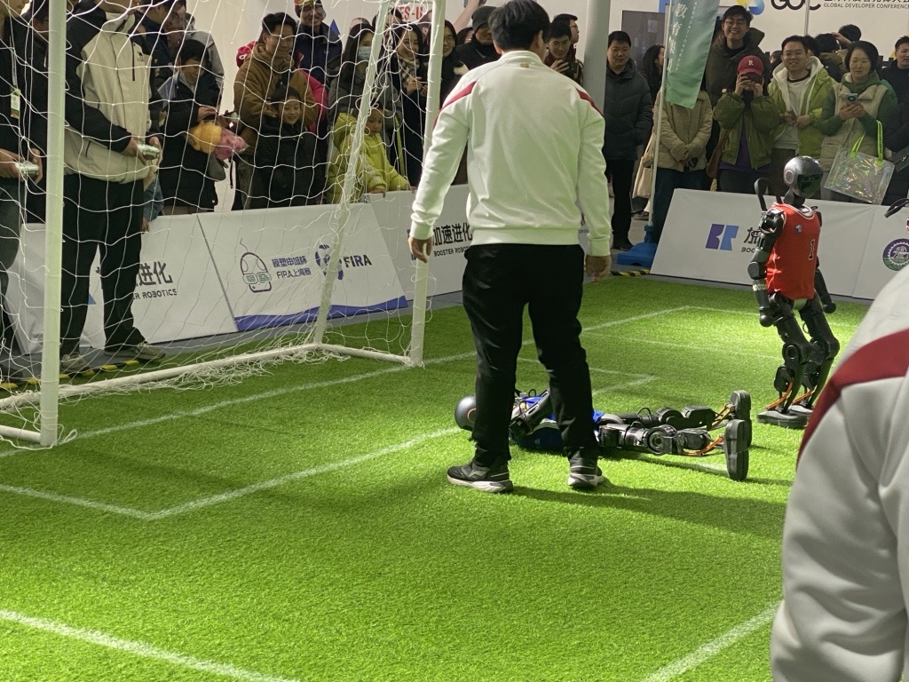 踢球遛狗搬重物……这届GDC大会,人形机器人有多吸睛? 踢球遛狗搬重物……这届GDC大会,人形机器人有多吸睛?