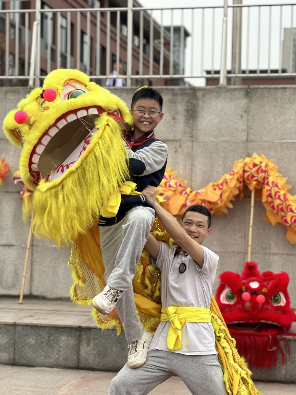 平均年龄15岁，这群中学生让舞狮火到海外！