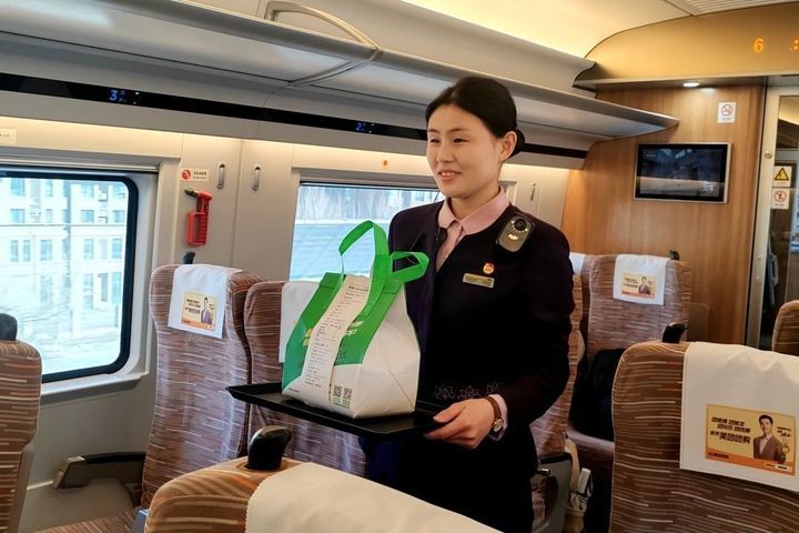 乘务员上班时怎么总看手机？其实他们在看……