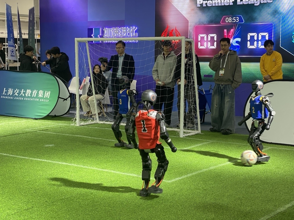 踢球遛狗搬重物……这届GDC大会,人形机器人有多吸睛? 踢球遛狗搬重物……这届GDC大会,人形机器人有多吸睛?