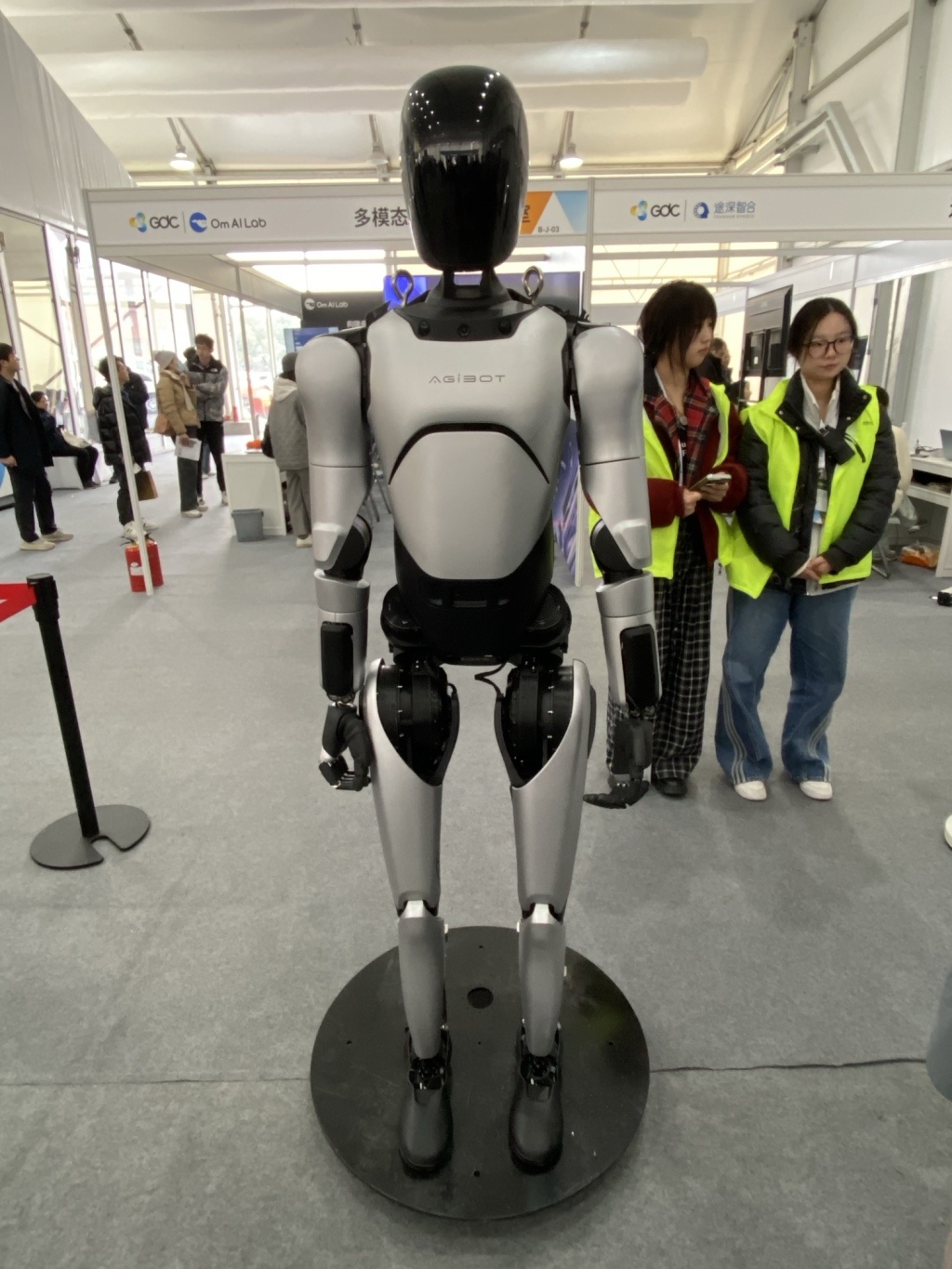 踢球遛狗搬重物……这届GDC大会,人形机器人有多吸睛? 踢球遛狗搬重物……这届GDC大会,人形机器人有多吸睛?