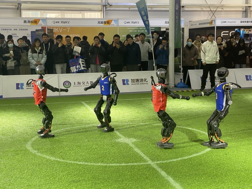 踢球遛狗搬重物……这届GDC大会,人形机器人有多吸睛? 踢球遛狗搬重物……这届GDC大会,人形机器人有多吸睛?