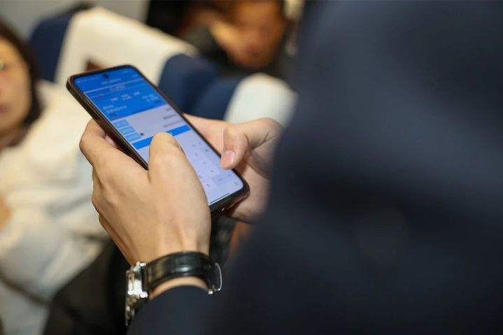 乘务员上班时怎么总看手机？其实他们在看……