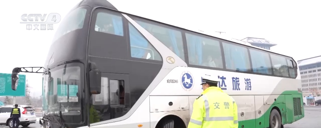 多地积极应对雨雪降温天气 守护平安出行路