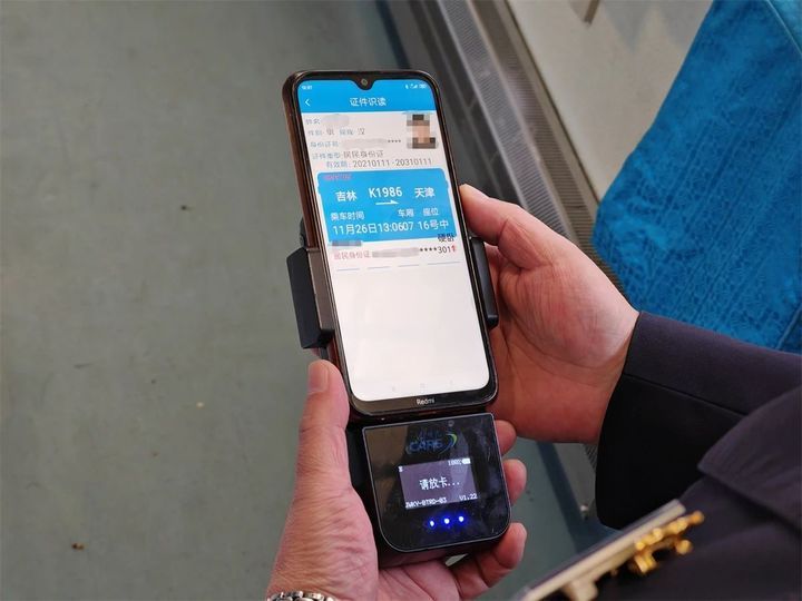 乘务员上班时怎么总看手机？其实他们在看……