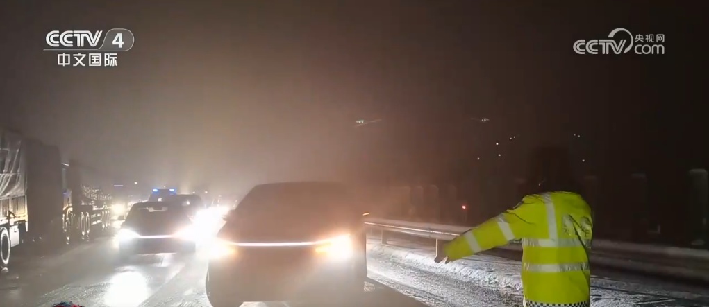 多地积极应对雨雪降温天气 守护平安出行路