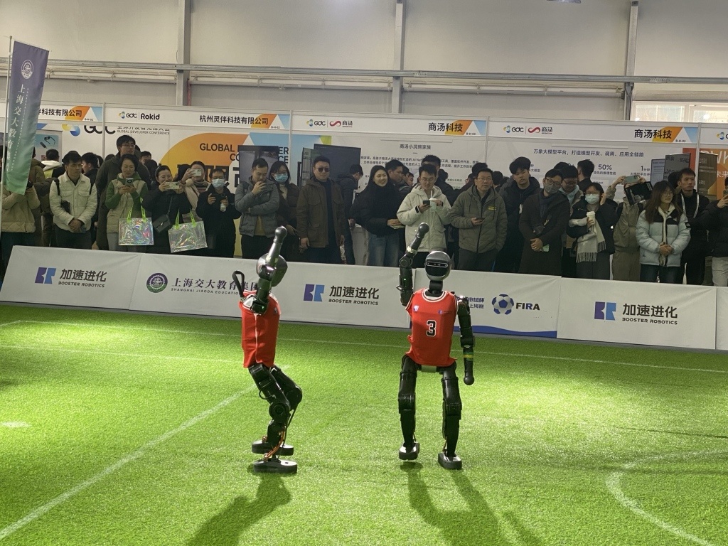 踢球遛狗搬重物……这届GDC大会,人形机器人有多吸睛? 踢球遛狗搬重物……这届GDC大会,人形机器人有多吸睛?