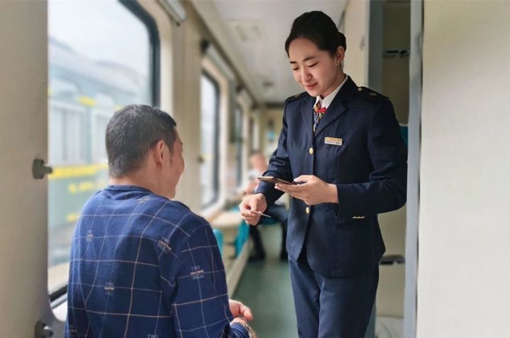 乘务员上班时怎么总看手机？其实他们在看……