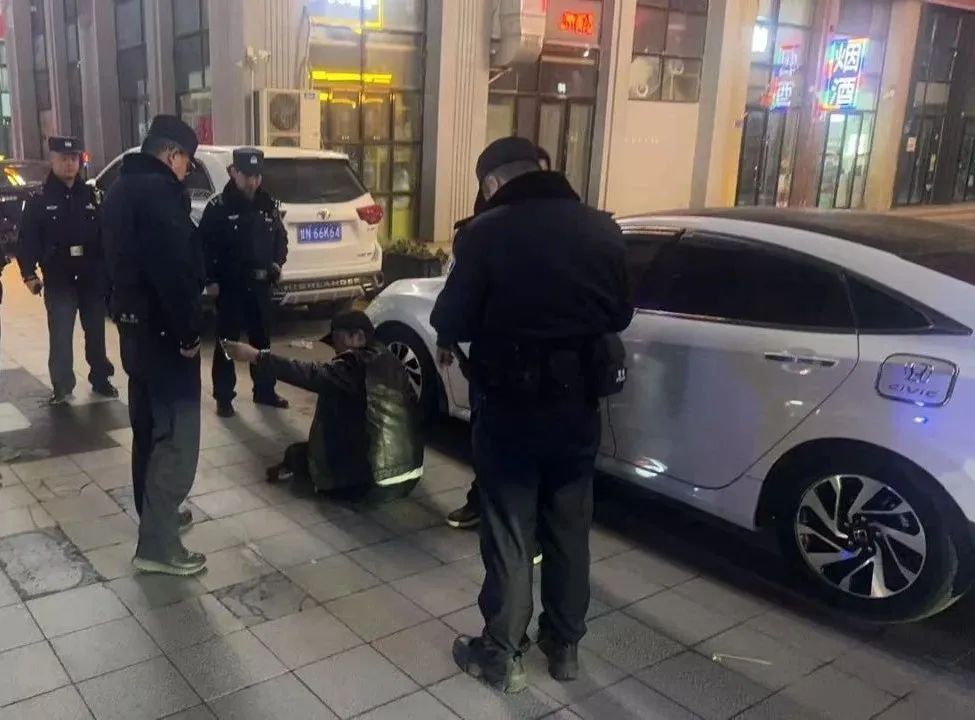 有“警”无险 民警寒夜暖心救助醉酒男子