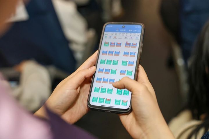 乘务员上班时怎么总看手机？其实他们在看……