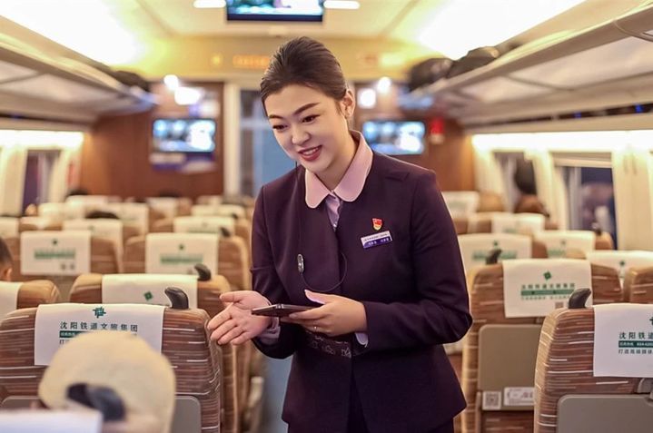 乘务员上班时怎么总看手机？其实他们在看……