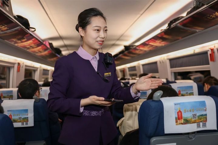 乘务员上班时怎么总看手机？其实他们在看……